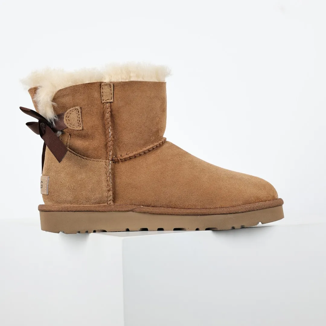 Pick up locally 💰560 The core recommendation is good price UGG bailey MiNi bow 2.0 series Xiaohongshu hot model Henan Longfeng leather production Sheepskin and fur integration Top quality in the market Waterproof upper material 2-3 cm cashmere insole to keep warm in winter and suitable for home use UUG launches a style series in the new year, partially skewed toward the preferences of young consumers, and also at the forefront of fashion trends Shoe body material Water-repellent coated suede upper 17mm UGGPURE™ implanted wool insole Lightweight non-slip comfortable rubber outsole With brand LOGO Trademark Comes with full packaging Size: 35 36 37 38 39 40